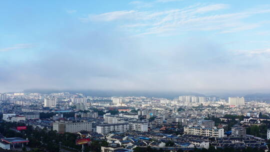 蓝天云雾中的小城
