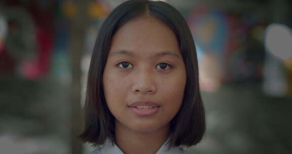 一个快乐微笑可爱的亚洲高中生女孩，短发，