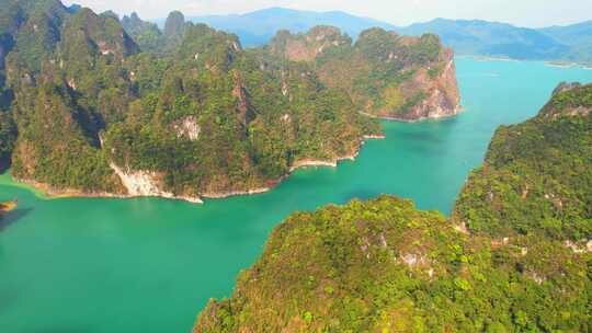 航拍山湖风景