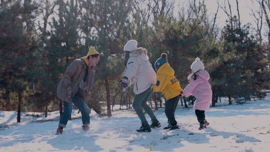 快乐家庭在雪地里玩耍