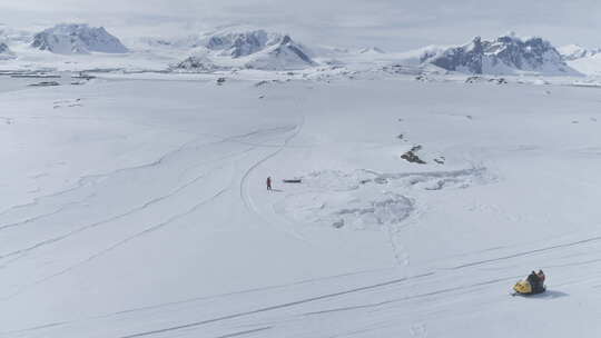 在南极洲移动雪地车上空的空中飞行