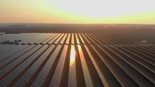 太阳能农场的大型太阳能电池板