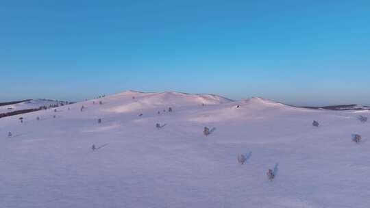 航拍极寒的低山丘陵雪原