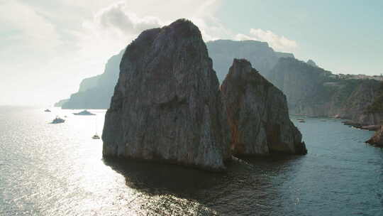 卡普里标志性的法拉利奥尼岩石沐浴在阳光下