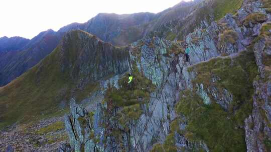 边缘的山区旅行者