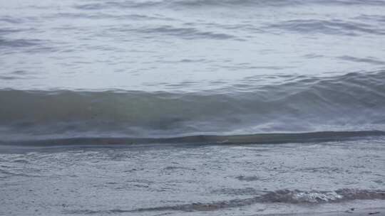 海滩上平静的波浪