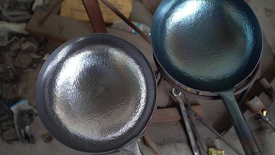 章丘铁锅，工匠师傅正在用锤手工锻造铁锅