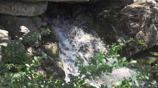 水流从岩石间倾泻而下的自然景观