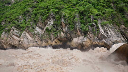 虎跳峡奔腾湍急的江水