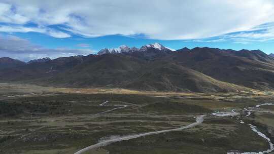 秋季航拍四川甘孜巴塘措普沟风景区雪山风光