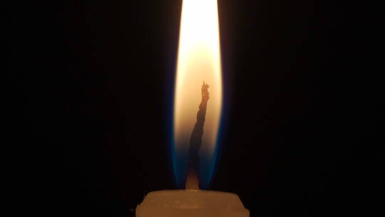 黑夜里燃烧的蜡烛视频素材模板下载
