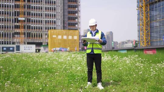 年轻项目经理使用施工图纸现场指挥施工视频素材模板下载