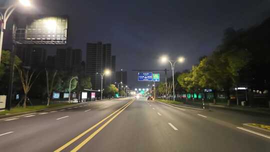 城市夜晚夜景开车第一视角汽车窗外沿途风景