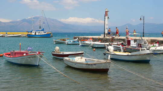 希腊岛码头附近的渔船。旅游概念。旅游背景。帆船