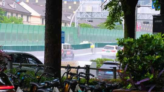 城市马路道路下雨天雨水雨滴街景街道街头风