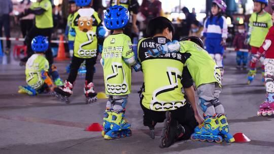 广场上少儿儿童轮滑训练练习4k视频素材