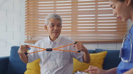 亚洲老人在护士的支持下做物理治疗师。