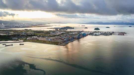 惠州大亚湾惠州港港口岸边多台大型起重机