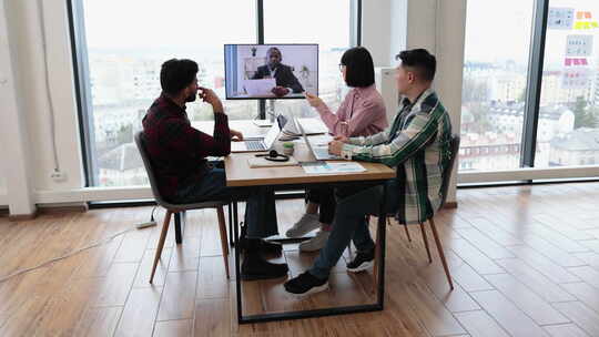 视频会议讨论报告中的业务团队