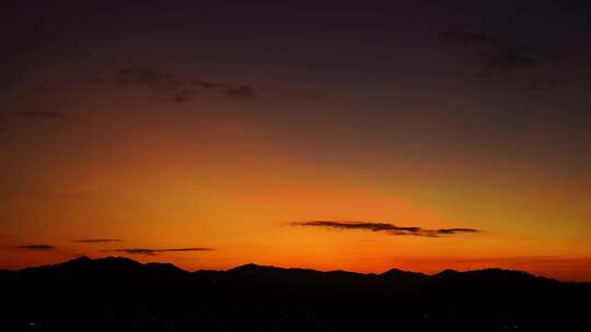 山脉晚霞天黑延时天空山峰夜幕降临日落余晖