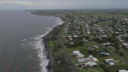 澳大利亚昆士兰州本达伯格沿海城镇岩石海岸上的海浪坠毁。无人机拍摄