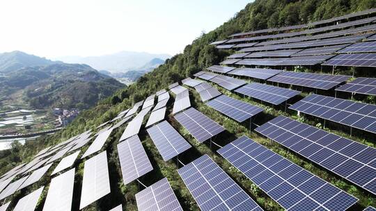 航拍山上光伏太阳能电池板