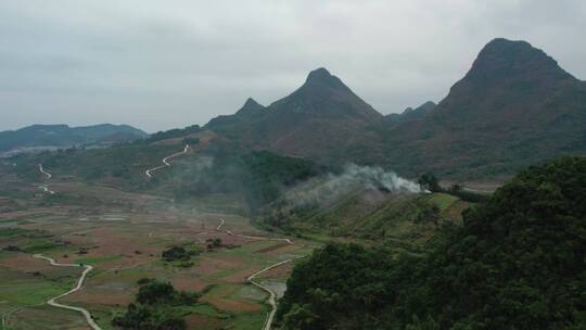 高山点火烟雾燃烧乡下农村户外山脚下