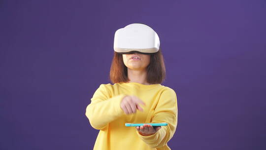 女人使用VR眼镜