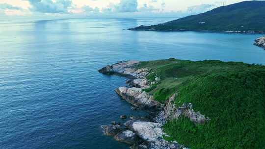 广东上川岛海岸线海浪拍打礁石航拍旅拍素材