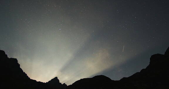 山中夜晚的星空延时