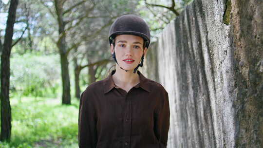 女骑师漫步花园肖像美丽的女士在田野牧场穿