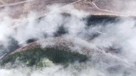 阳光下桂林漓江上空的雾和水面上行驶的船