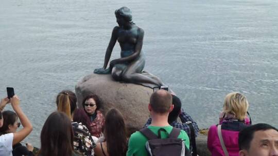 岩石上的女人雕像