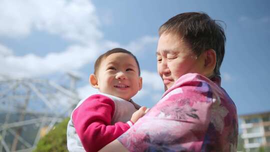 抱着孙子的祖母视频素材模板下载