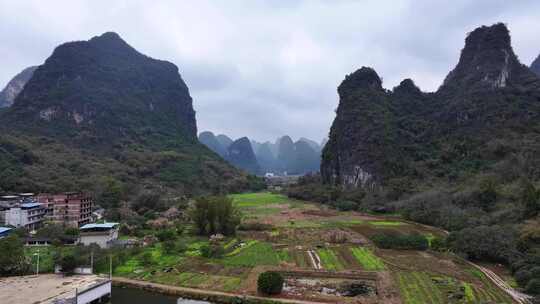 航拍广西阳朔喀斯特山区乡村田园风光