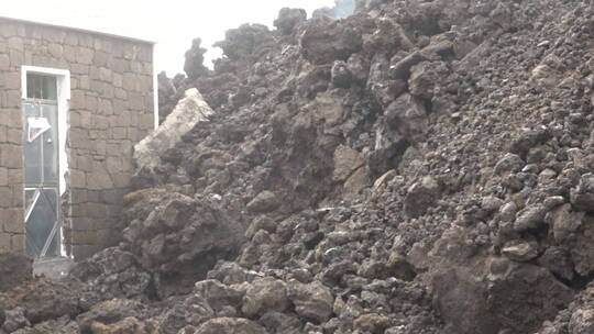 熔岩从佛得角火山流出掩埋房屋