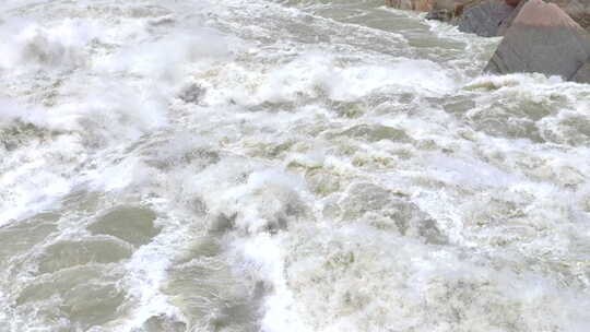 奔腾的江水 大气震撼虎跳峡浪花