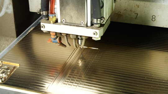 模具工厂CNC数控机床金属切割金属雕刻刀头视频素材模板下载