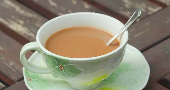 木质桌面上的一杯咖啡