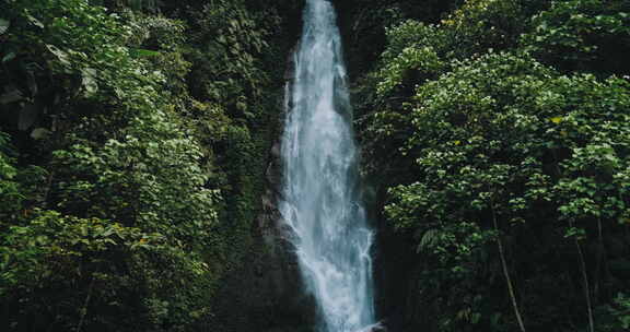 山间瀑布自然景观