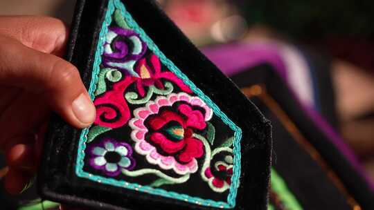 云南非遗彝族刺绣制作过程4K