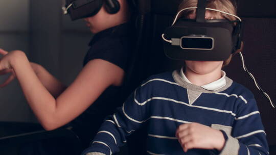 儿童使用虚拟眼镜
