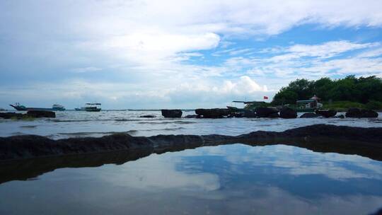 碧海蓝天白云倒影渔船