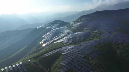 航拍山上光伏基地太阳能发电站