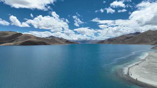 航拍西藏圣湖羊卓雍措蓝天白云夏日风景