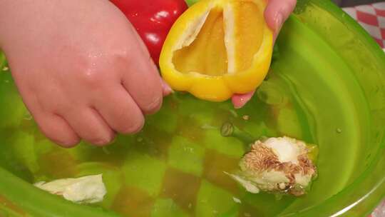 清洗彩椒甜椒柿子椒去籽洗菜