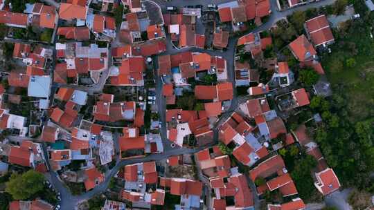 飞越塞浦路斯中部正宗山村的红色屋顶