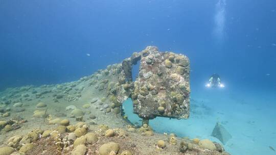 潜水员在海底浮潜