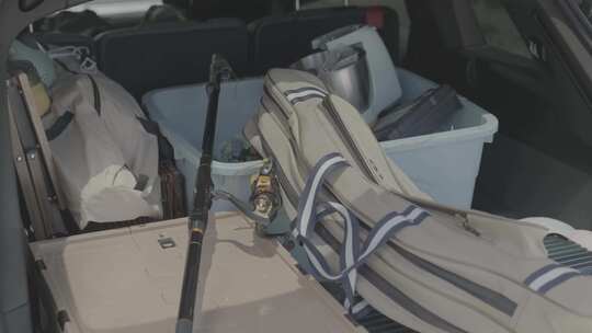 车后尾箱拿渔具设备视频素材模板下载