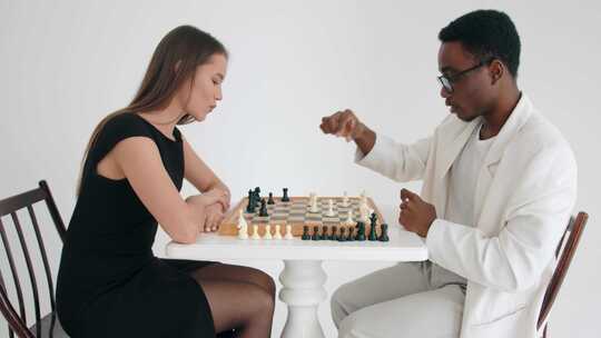 女人和男人在下国际象棋